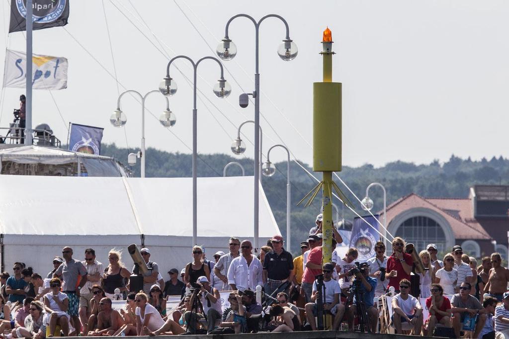 Full crowd watching all the action from the end of Molo Pier. ©  Robert Hajduk / WMRT